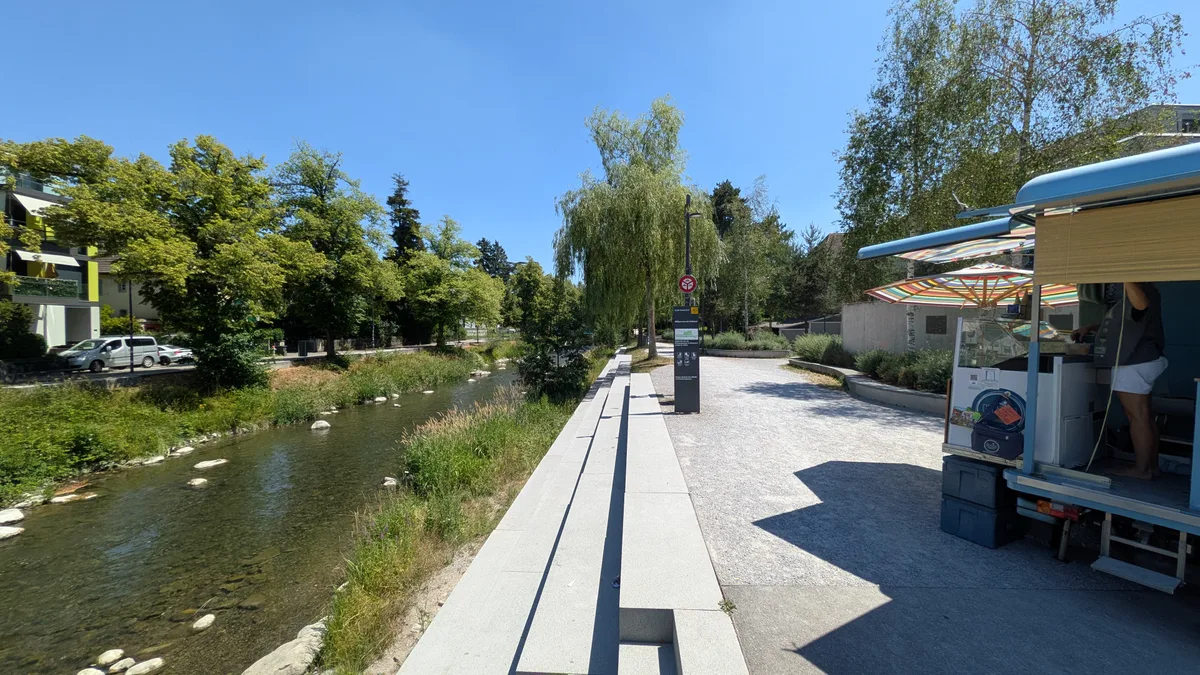 Fast ein bisschen wie in Zürich: Auf der Betontreppe lässt es sich gemütlich an der Glatt verweilen. Am besten mit einem Glace in der Hand. Impressionen aus einem Park.